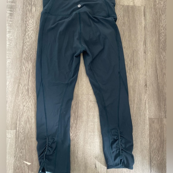 Lululemon crop size 8 - Picture 5 of 5